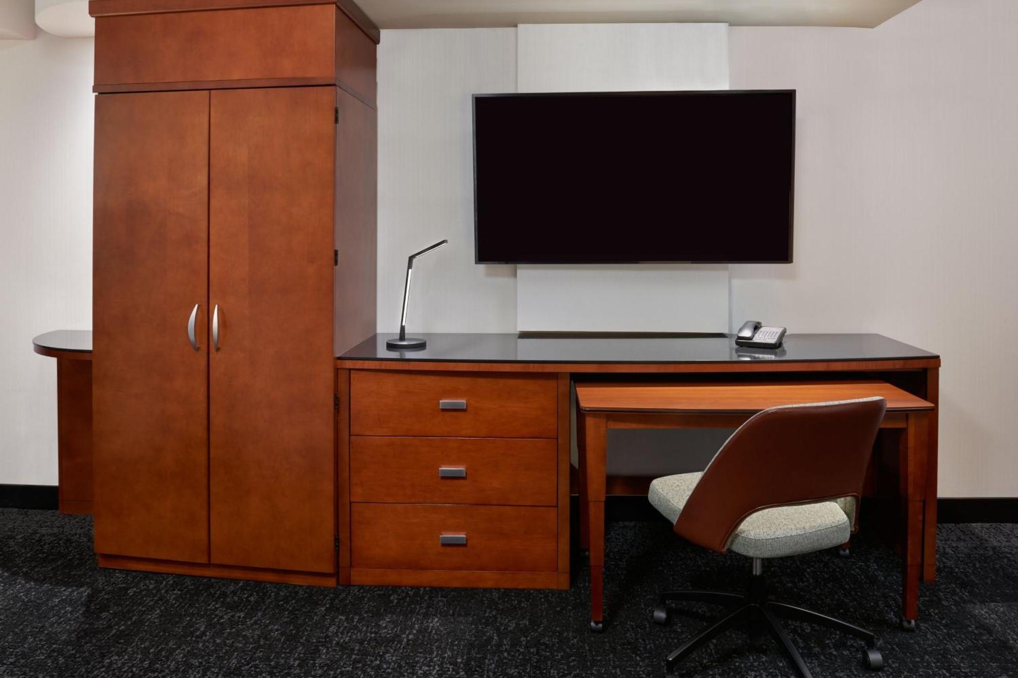 Courtyard By Marriott Calgary Airport Ξενοδοχείο Εξωτερικό φωτογραφία